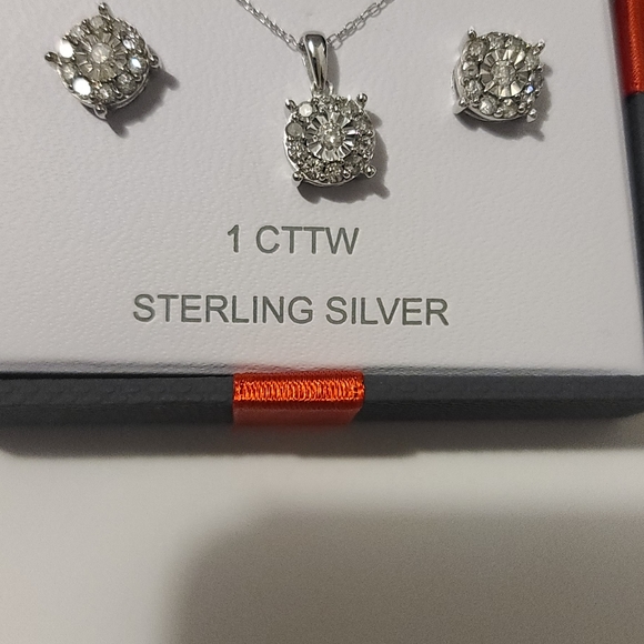 Jewelry - Womens sterling silver 1 carat diamonds earing and matching Necklace.